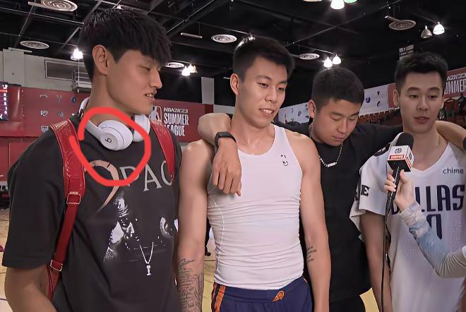 曾凡博戴的耳机是什么牌子的，我朋友也有一个，就是不知道什么牌子