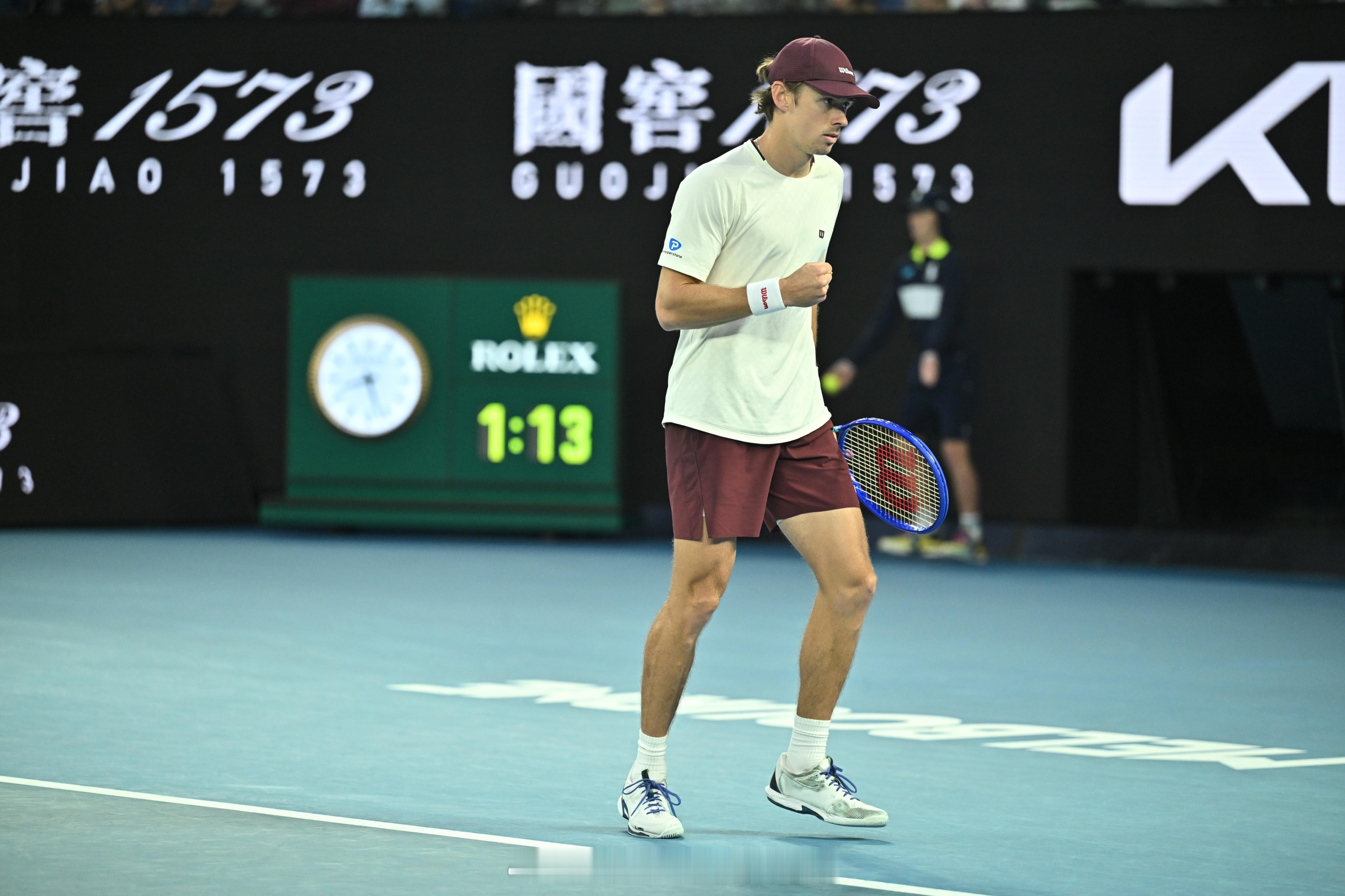 澳网2026 男单次轮，本土选手德米纳尔在罗德拉沃尔球场后来居上，6-7/6-2