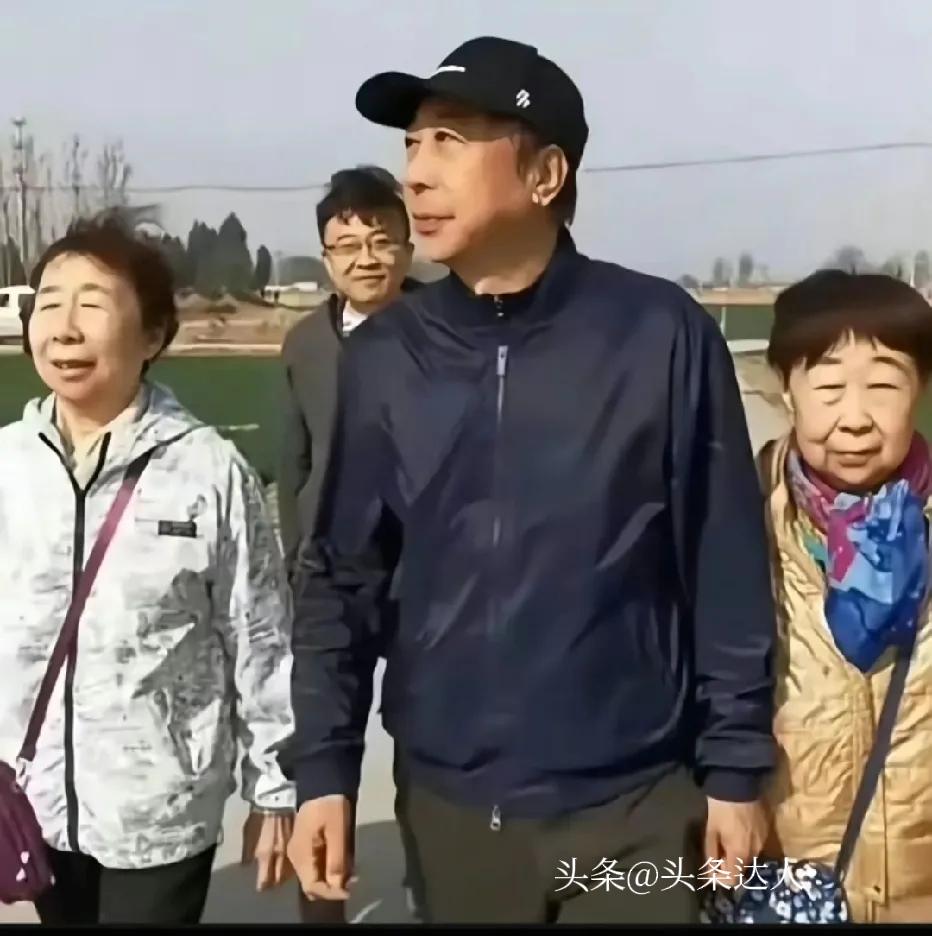 曾经，冯巩携两个姐姐到河北老家河间祭奠祖父冯国璋时的一张留影，姐弟三公用一张脸。
