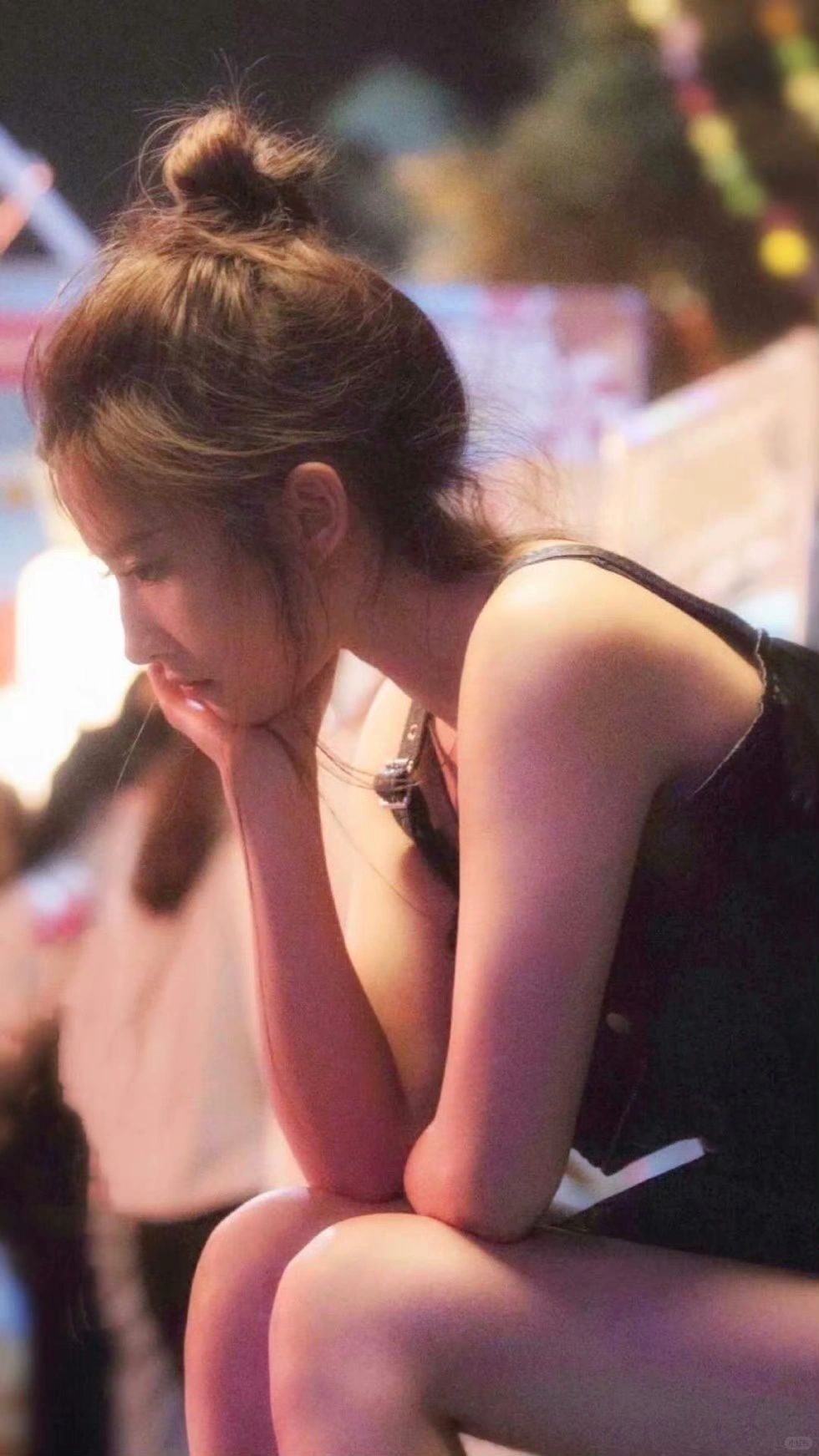 当年真的好多人模仿她这个造型啊