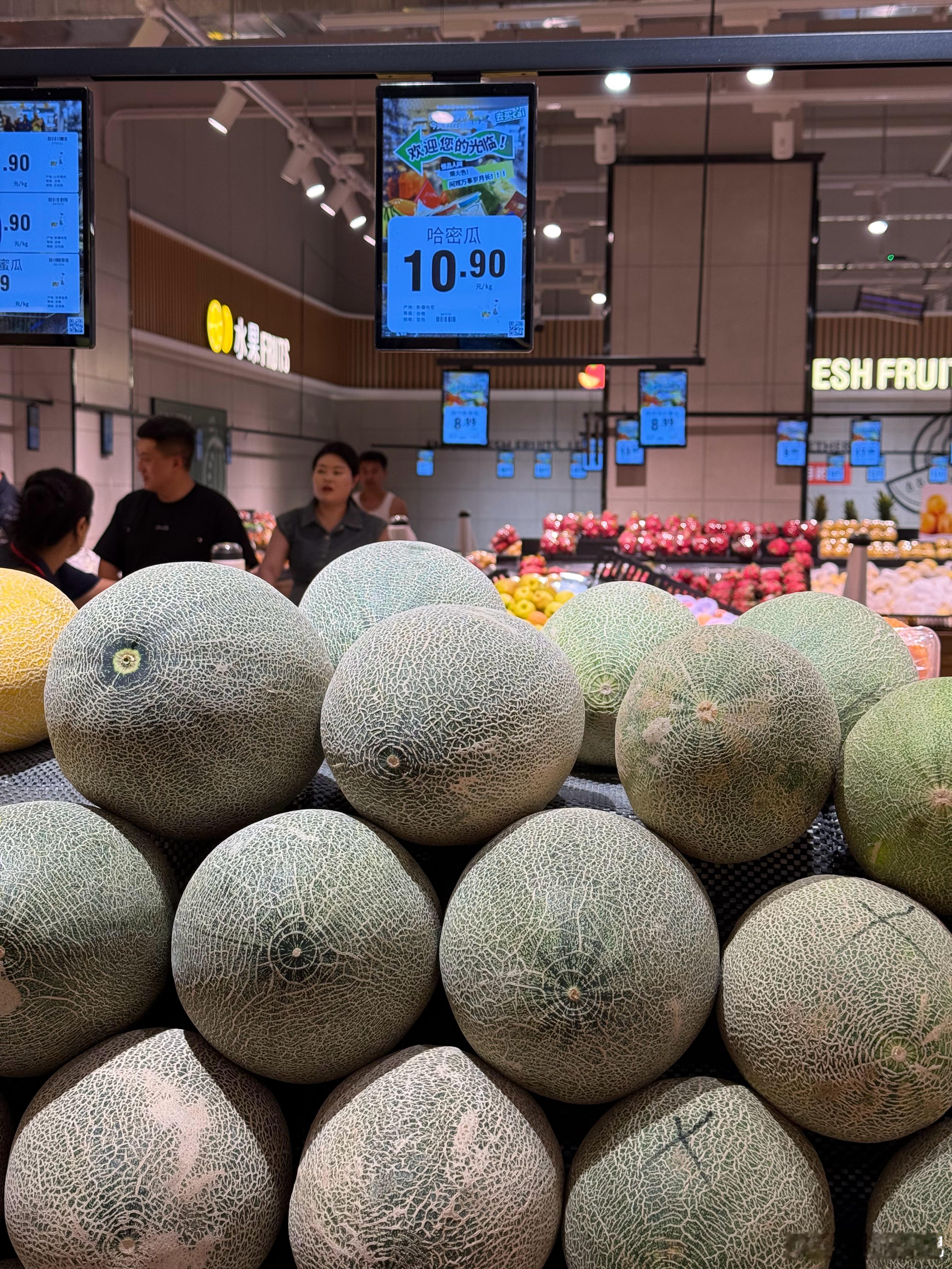 哈密汇嘉时代商业广场地下超市，哈密瓜的一手价格：10.9元／公斤。但是今天在路上