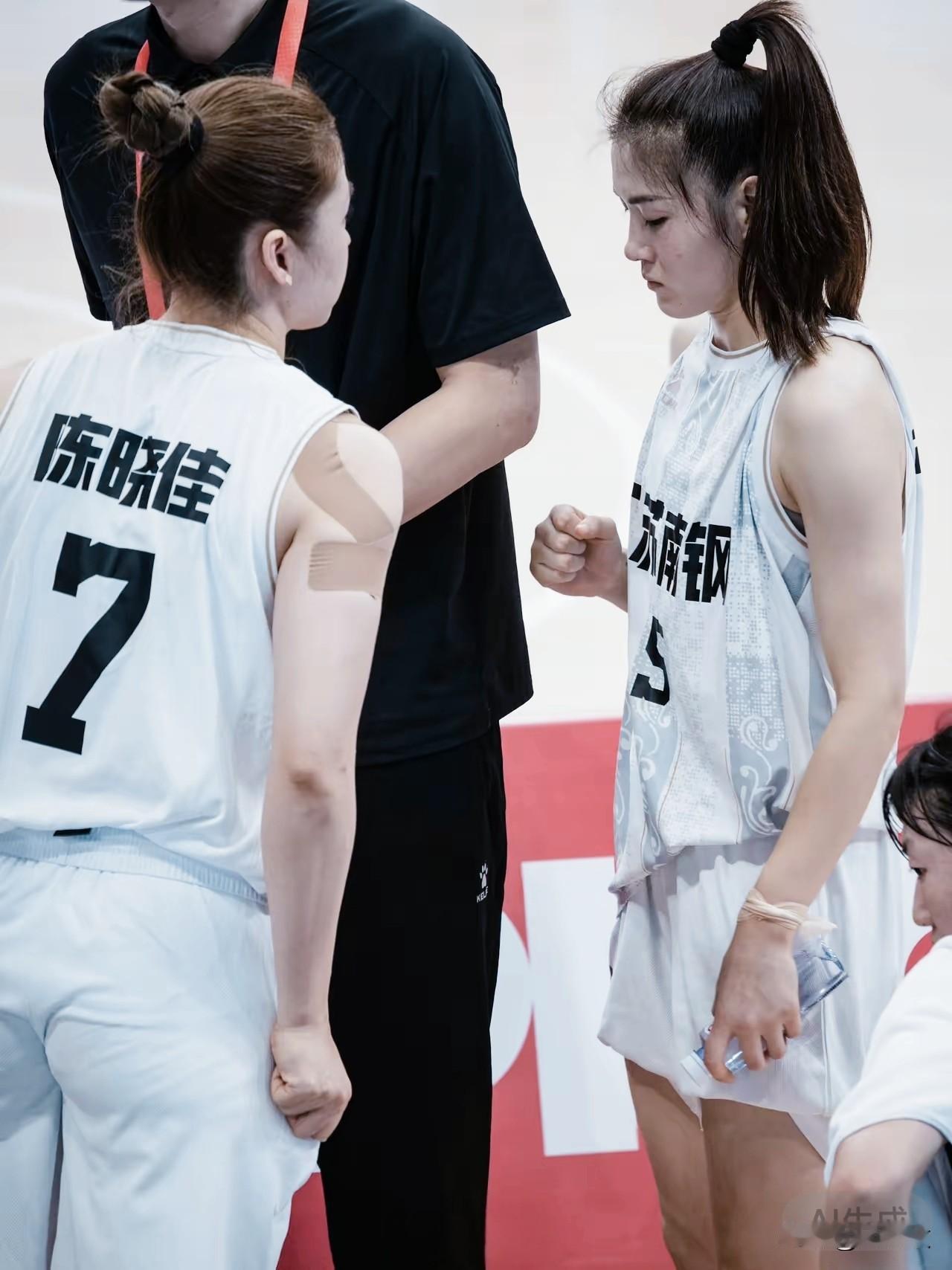 心疼江苏女篮的两位大美女鸭姐和张曼曼，半决赛再次碰上四川女篮只能说时也命也！
在