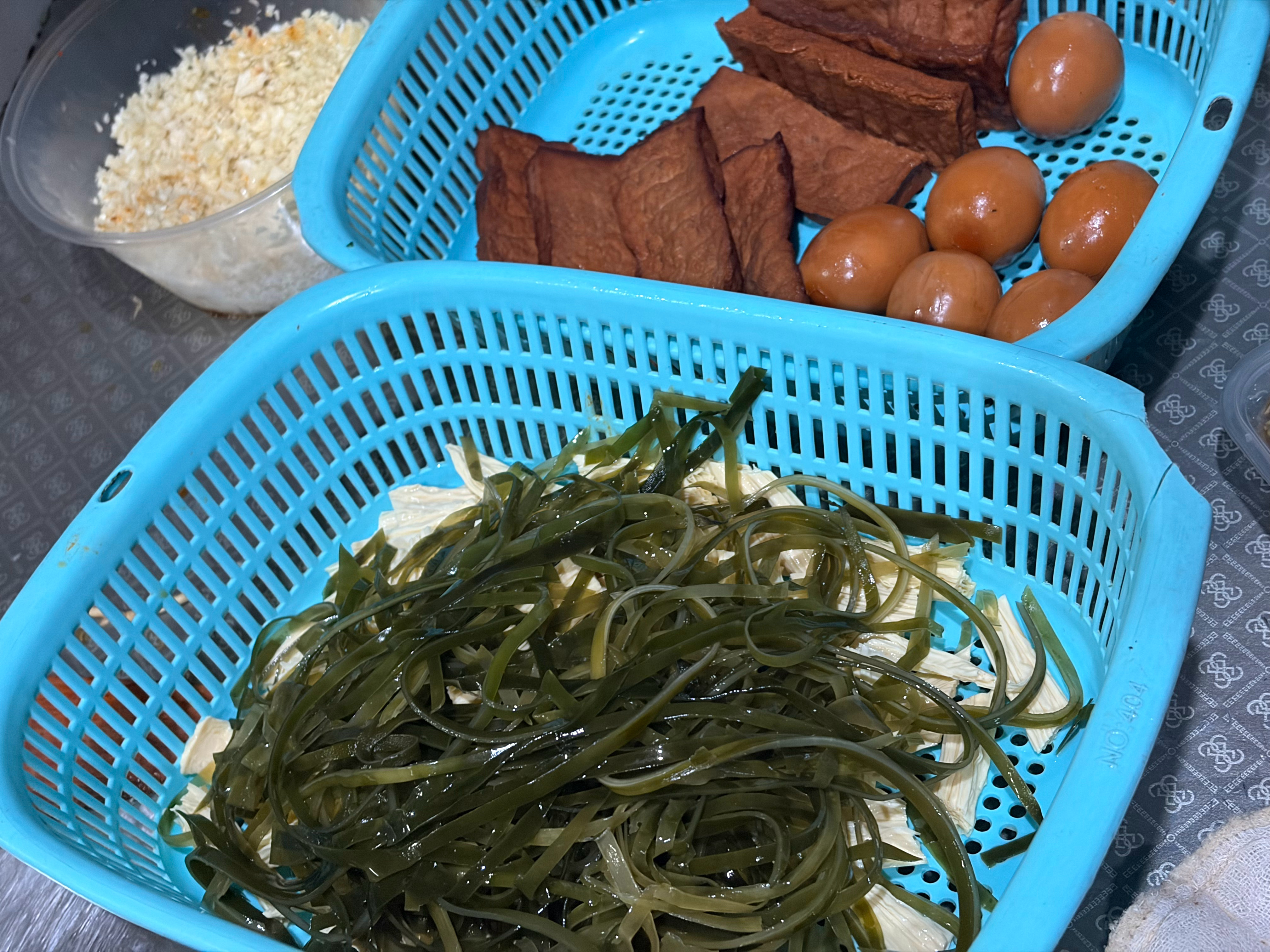 朋友钓着鱼了，喊我去整点夜宵，顺路带点湖南沙拉去吧[努力] ​​​