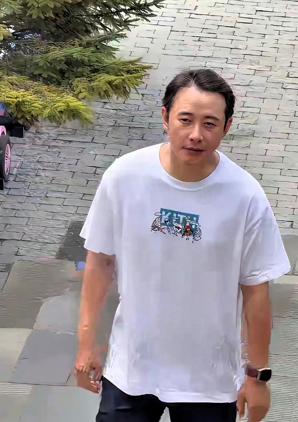 镜头之外，罗晋褪去明星光环，就是普通人
网友拍到罗晋，看着变化挺大。想当年荧幕上
