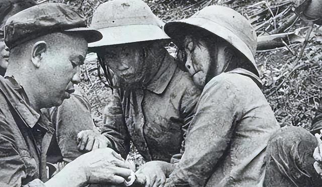 1979年，越南女兵混入我军队伍，并使用了很多阴险手段。为了分辨这些女兵，有人提