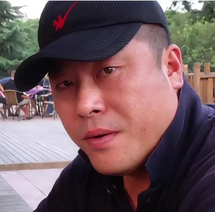 郭涛带儿子在云南摆摊卖菜，19岁儿子石头出镜帅，不嫌脏累有礼貌
娱乐