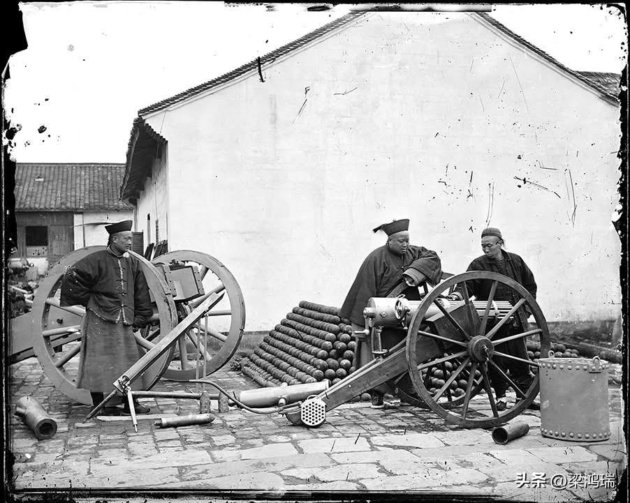 这张珍贵的历史照片捕捉了洋务运动（又称自强运动）时期的重要瞬间，展示了 1870