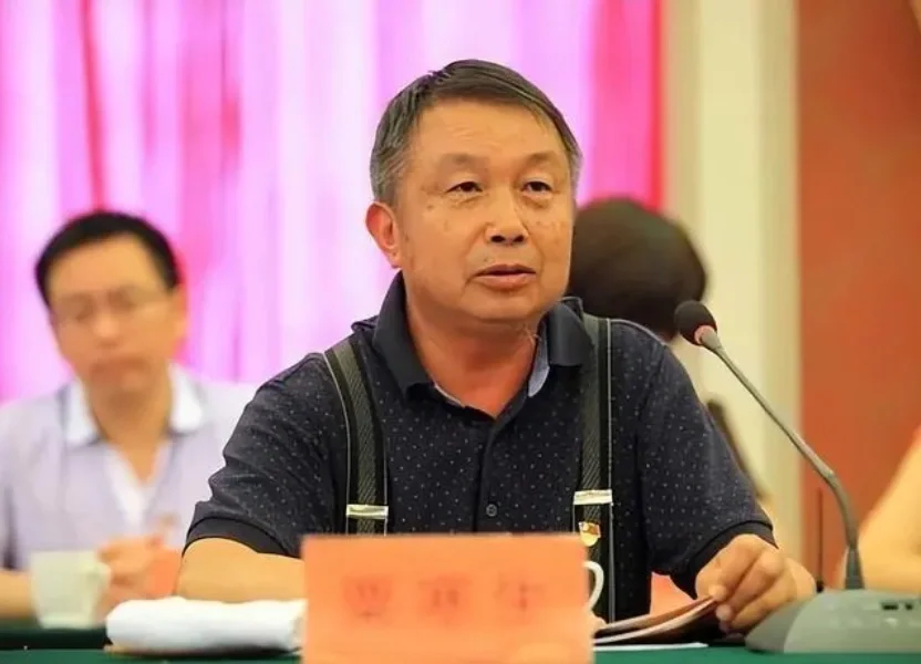 照片中的人，叫粟寒生，是粟裕将军的次子。粟寒生高中毕业后，参军入了伍...