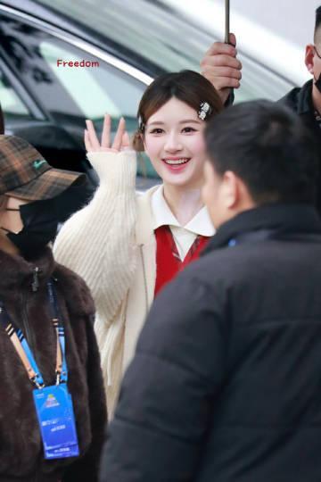 没有不被这个扎着双丸子头的赵露思萌到的义务，笑好甜像个小福娃