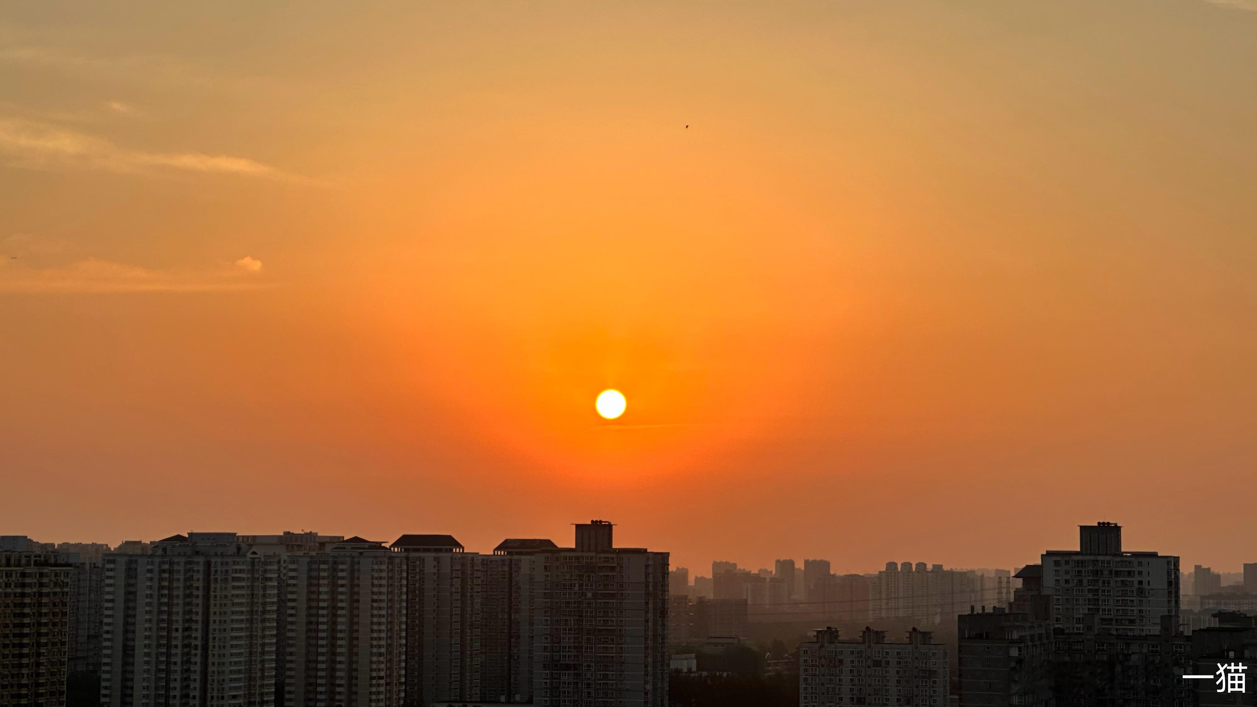 5:23 散云作雾恰昏昏，收雾依前复作云。         一面红金大圆镜，尽销