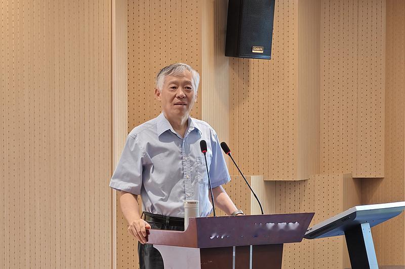 复旦大学教授王德峰说：
"一个民族如果人人只谈利益，人人只算得失，重功利，轻道义