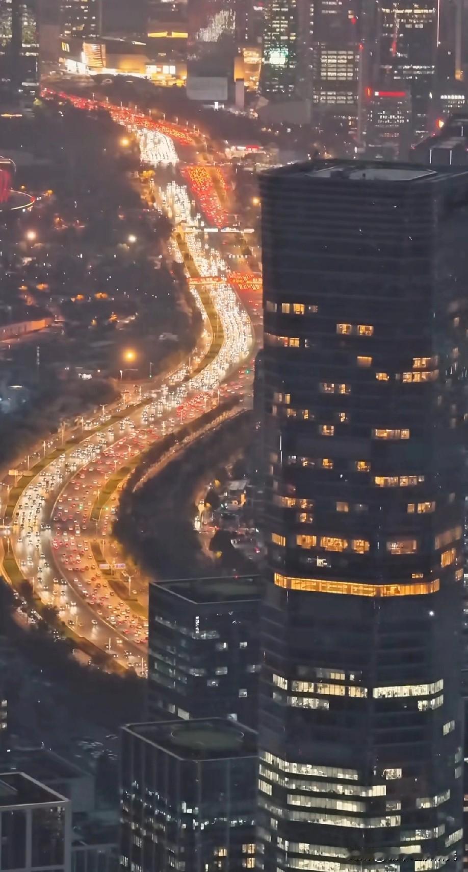 图片里这座城市看起来车水马龙灯火辉煌挺繁华的，高楼大厦数量也挺多，这座城市看起来