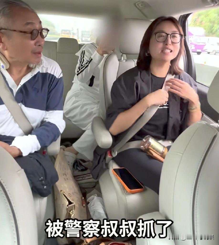 69岁老戏骨杜源和女儿在佛山被交警查了，并罚款10块，因为他们俩坐在车里的第二排