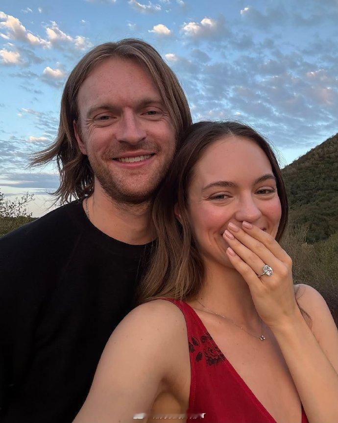 碧梨哥哥订婚 碧梨哥哥Finneas和Claudia Sulewski订婚了！ 