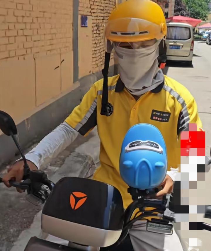 高中女老师中午懒得做饭点了外卖，取餐时竟发现骑手是自己去年刚毕业的学生。学生大方