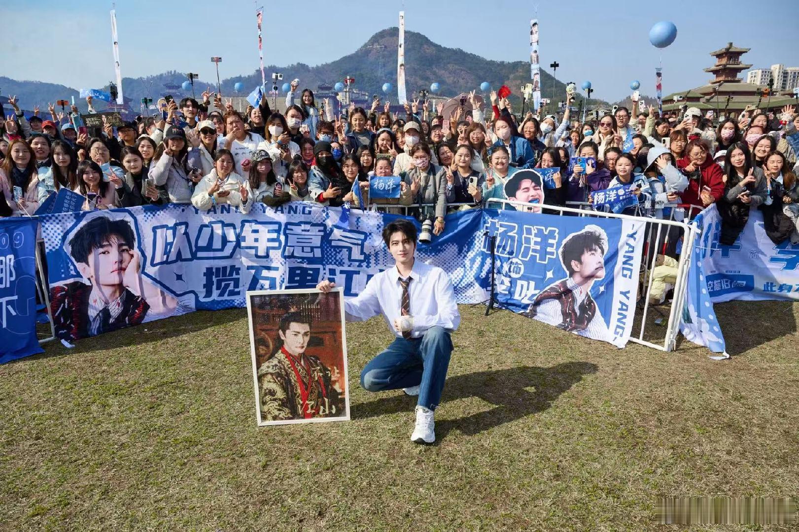 杨洋新剧造型一套比一套夯不让江山 造型一套胜过一套，清晰呈现角色从书生到守城猛将