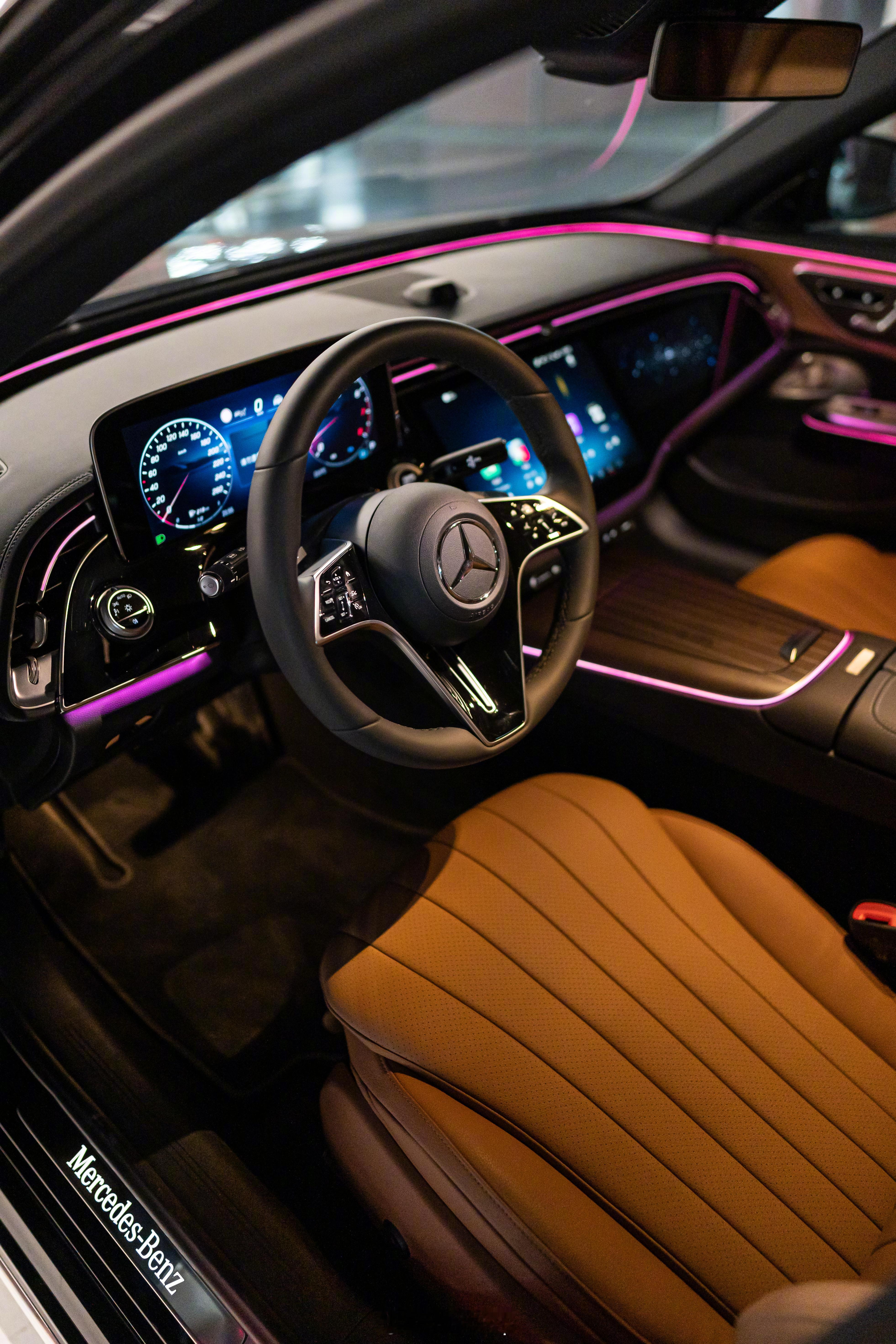 你可能听到过这么一句话 ：“奔驰的氛围灯才叫氛围灯，因为其他的灯没有氛围” 。给