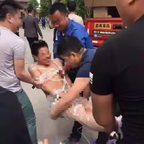 “太过分了，结个婚有阴影了。”近日，河南郑州，一男子结婚，被人扒的只剩下裤衩，婚
