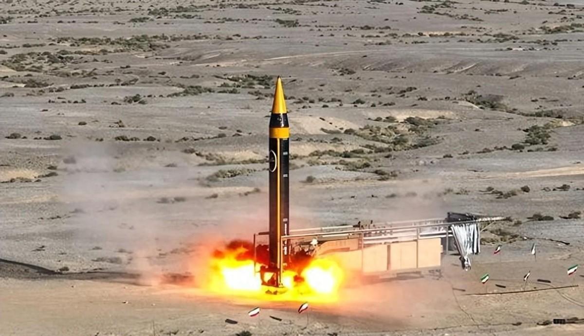 这次他没去围堵欧洲老乡，而是直接把枪管顶在了中东火药桶上，顺带把准星瞄向了咱们。