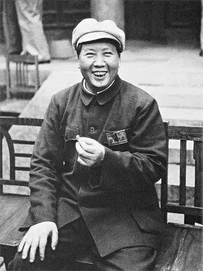 1926年5月，国共两党继续在广东开办第六期农民运动讲习所，毛泽东任主任。

坐