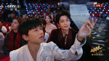 张杰魏晨相视一笑 张杰央视春晚 啊啊啊张杰魏晨春晚同框还相视一笑，这是什么神仙场