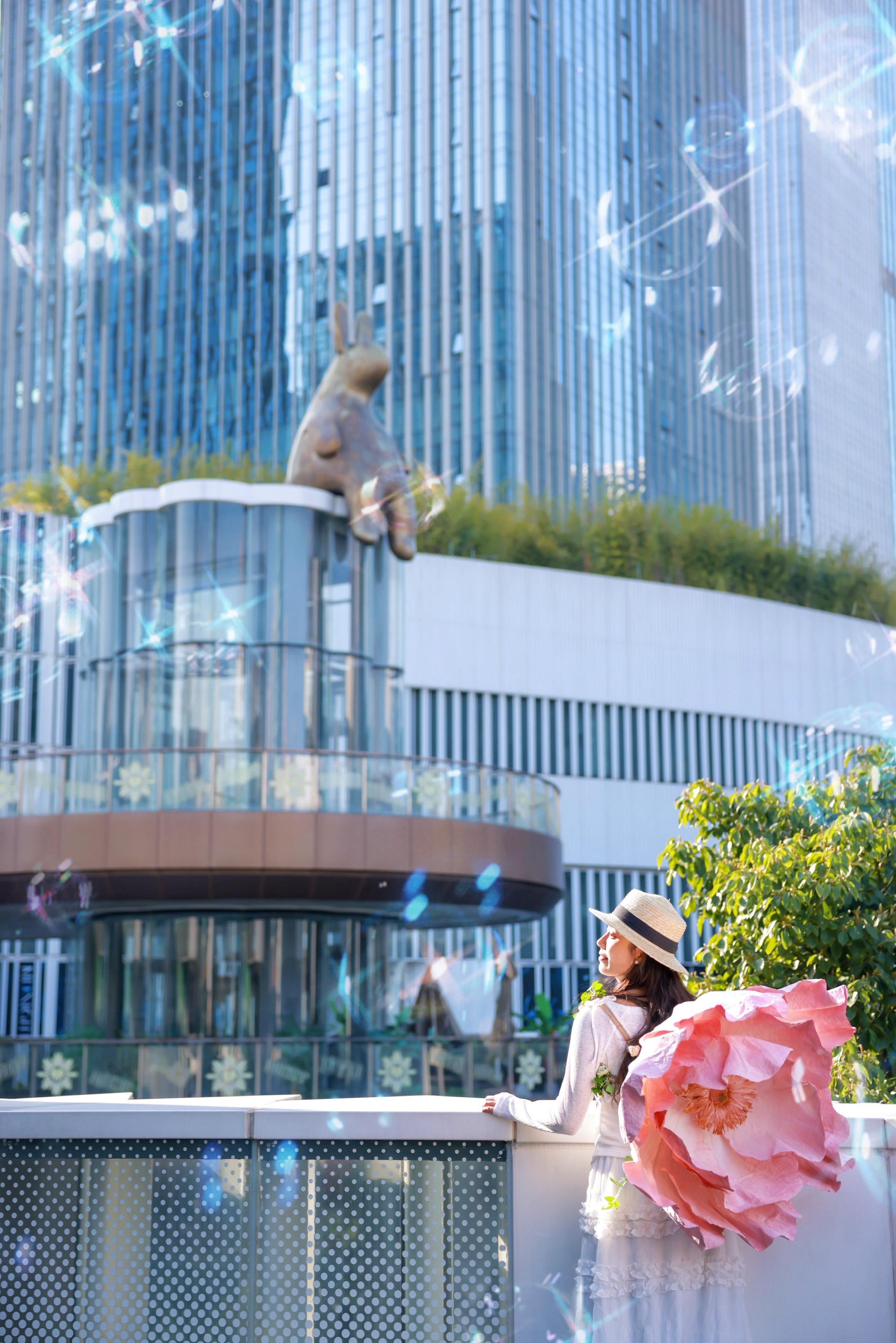 在武汉，我把“春天”背在了身上🌸。这个三月，我把“春天”悄悄背在身上...