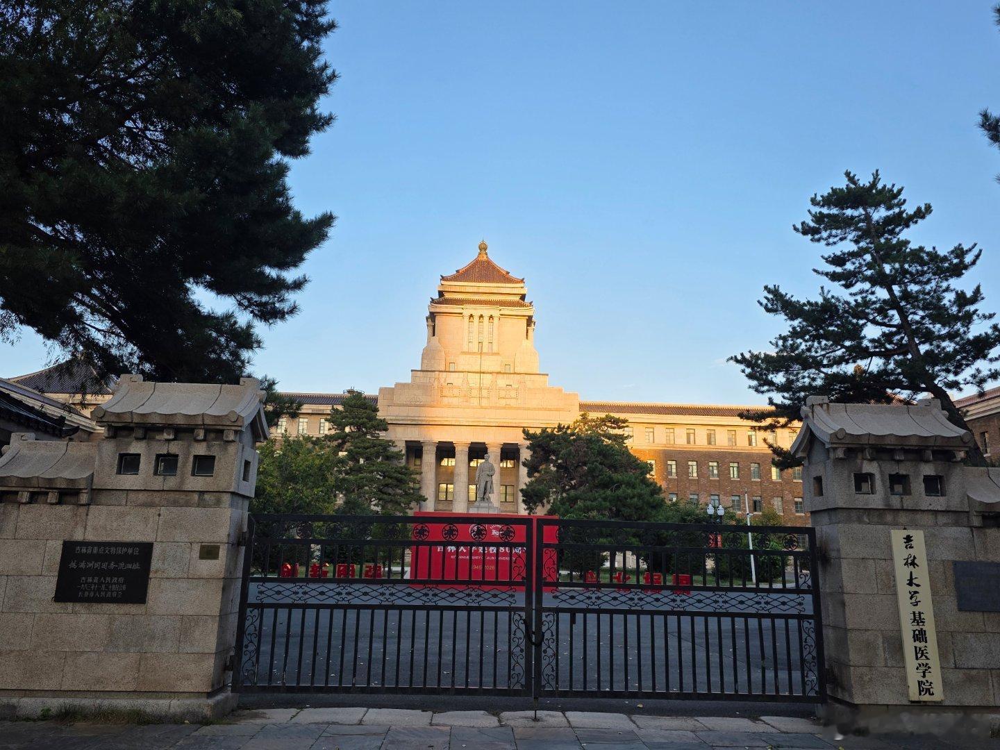 长春新民大街，一条1445米的历史文化名街，行走在这里，很容易产生一种奇妙感受：