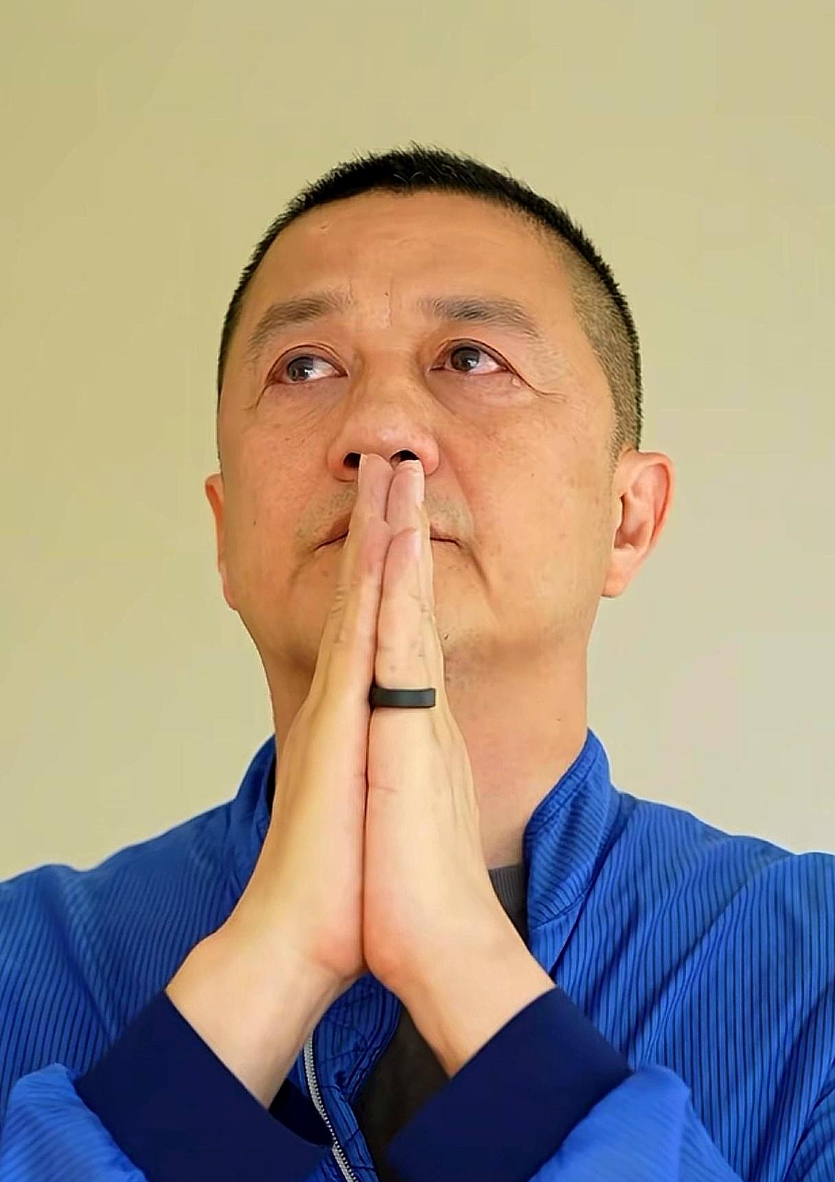 网上有人说得挺直白：李亚鹏这人，可能这辈子都不太会“狠狠干一票”赚大钱。
你要说