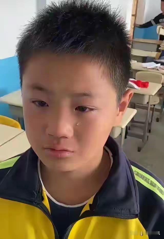 父母双亡男孩独自回家，杭州邻居留一盏灯一碗饭，暖哭全网。
 
这个少年读初中，父