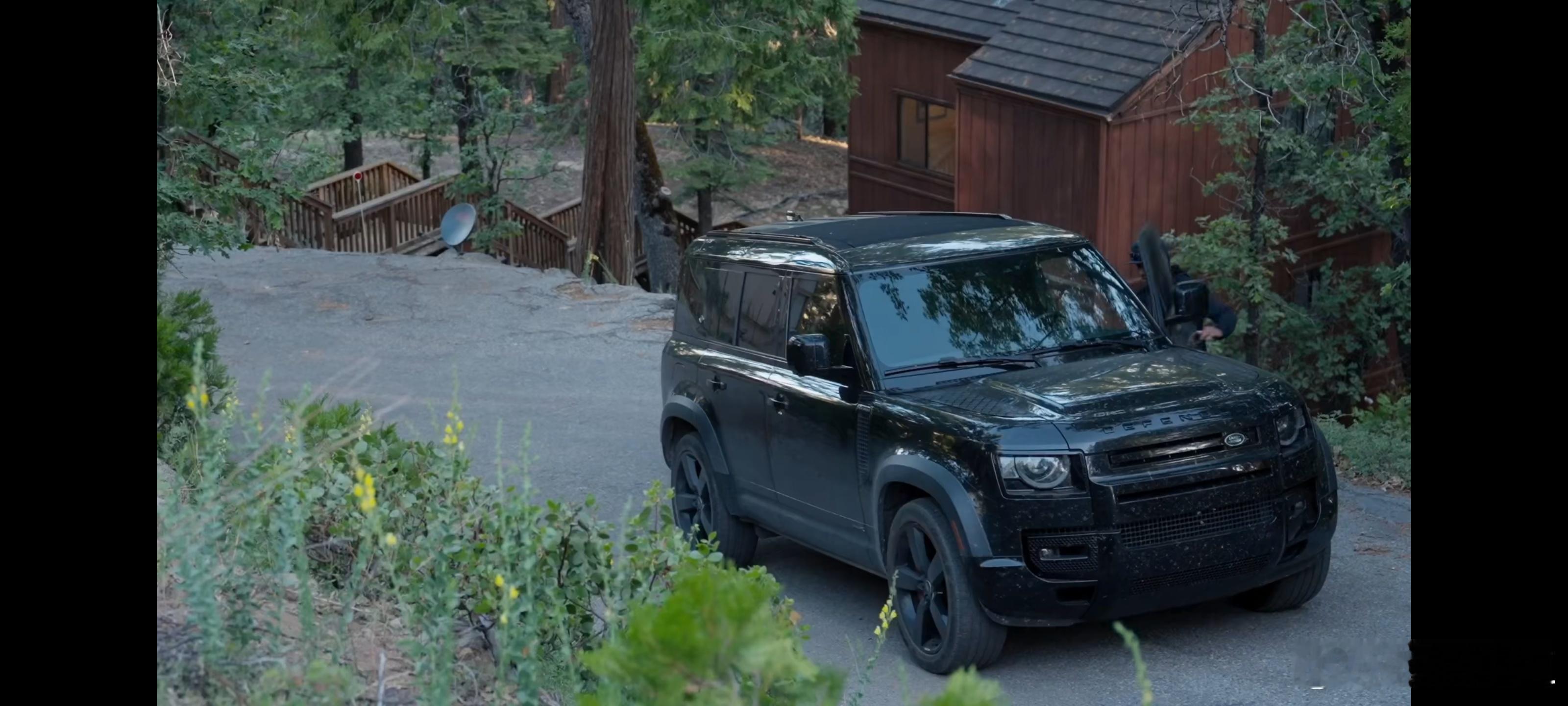 探索新境 看着金国威驾驶路虎卫士在阿拉斯加的冰原上划出优雅弧线，仿佛这辆车被注入