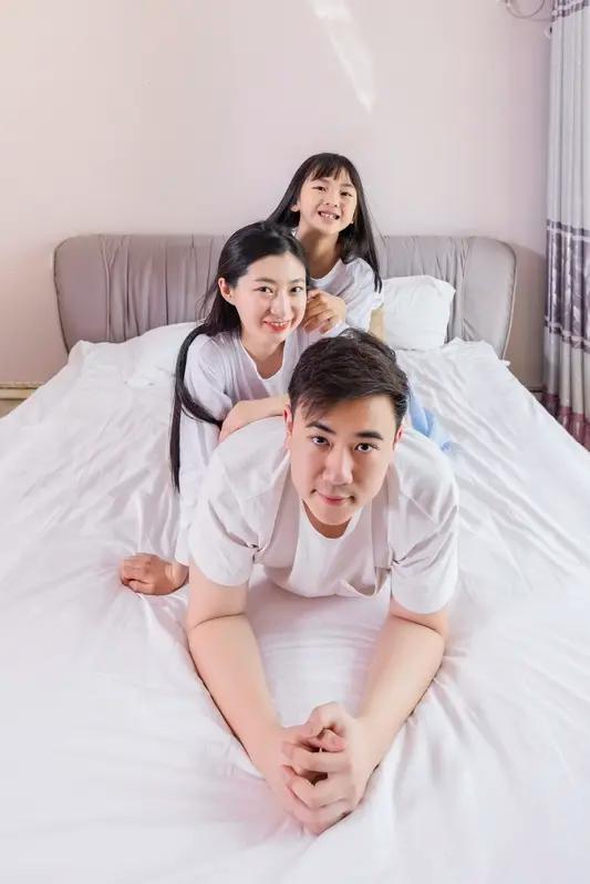 孩子玩手机挥霍几十万，爸爸全程平静不发火？明白人一看就懂：家里绝对不差钱
 
最