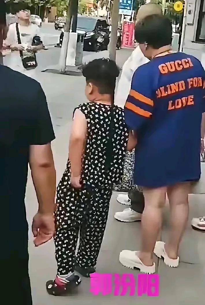 郭汾阳的小辫子，看上去好别致，独树一枝。德云班主郭德纲的宝贝公子郭汾阳的打扮造型