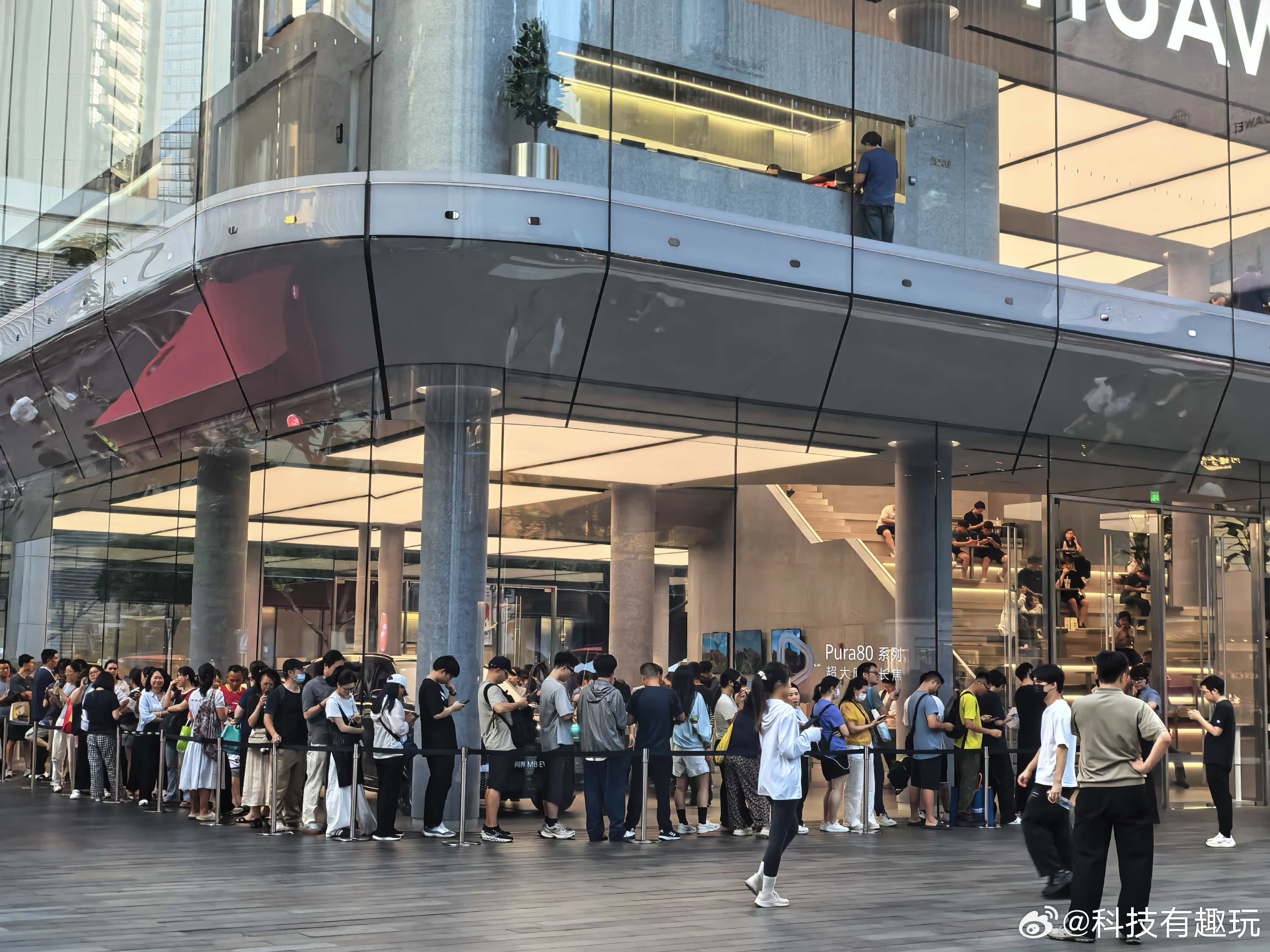 华为新三折叠开售现场人从众华为Mate XTs 非凡大师今天终于开售了！没想到开