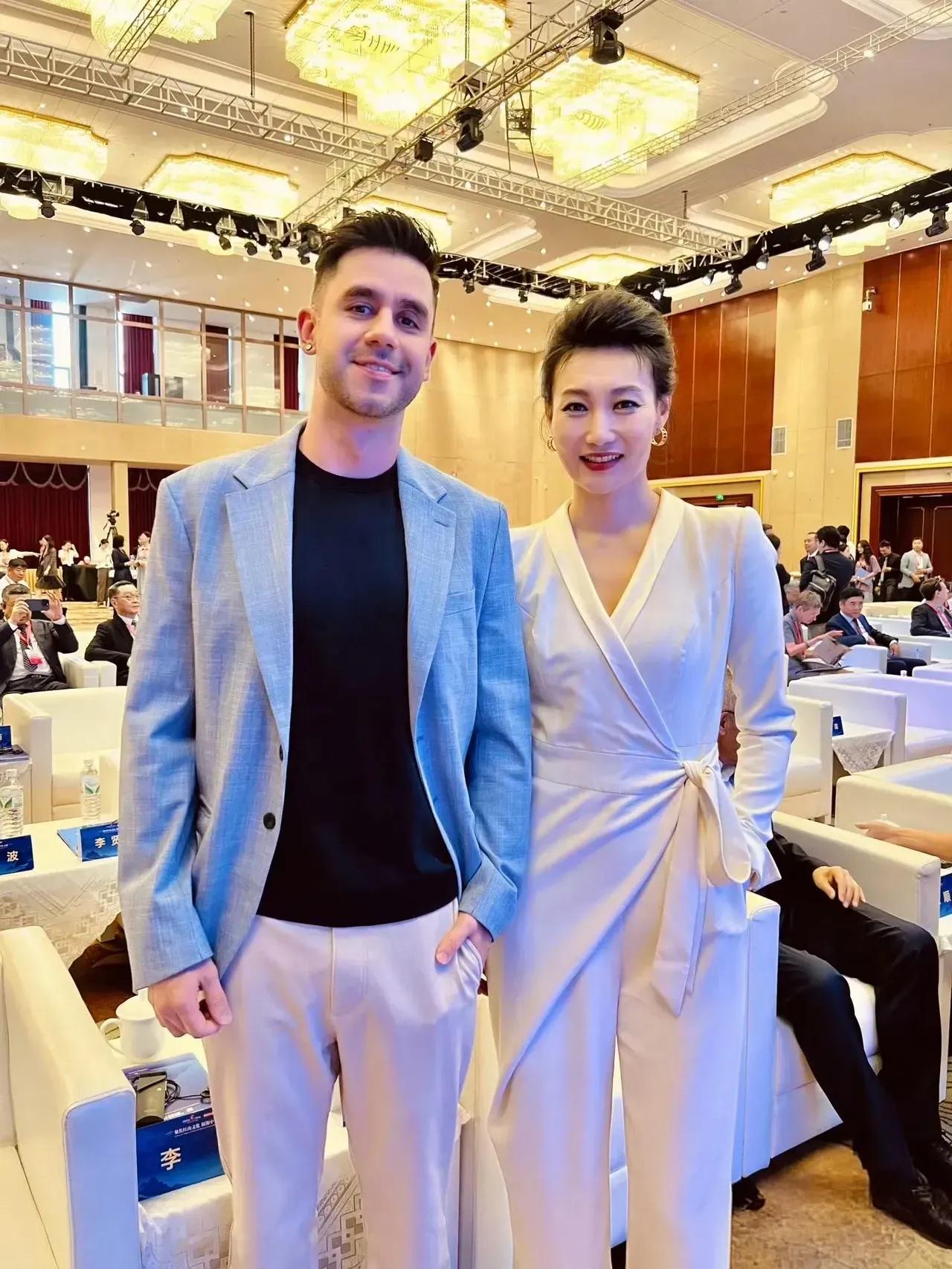李梓萌与老外合影引热议
 
家人们，看到李梓萌和老外的这张合影啦！两人站在一起，
