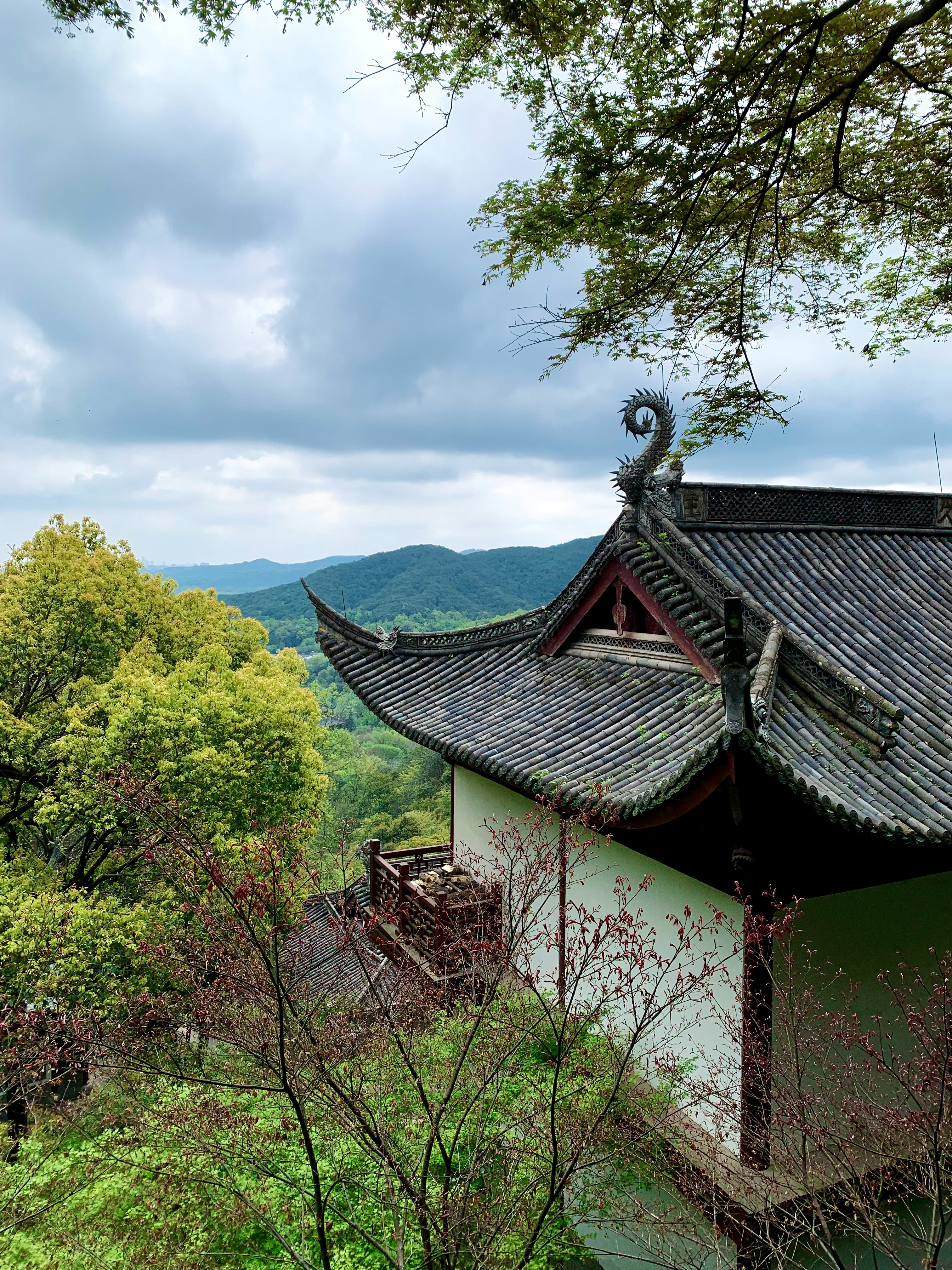 李现两天打卡了四个寺庙原来现哥那天拜完灵隐寺没有再往上爬 再往上的永福寺和韬光寺