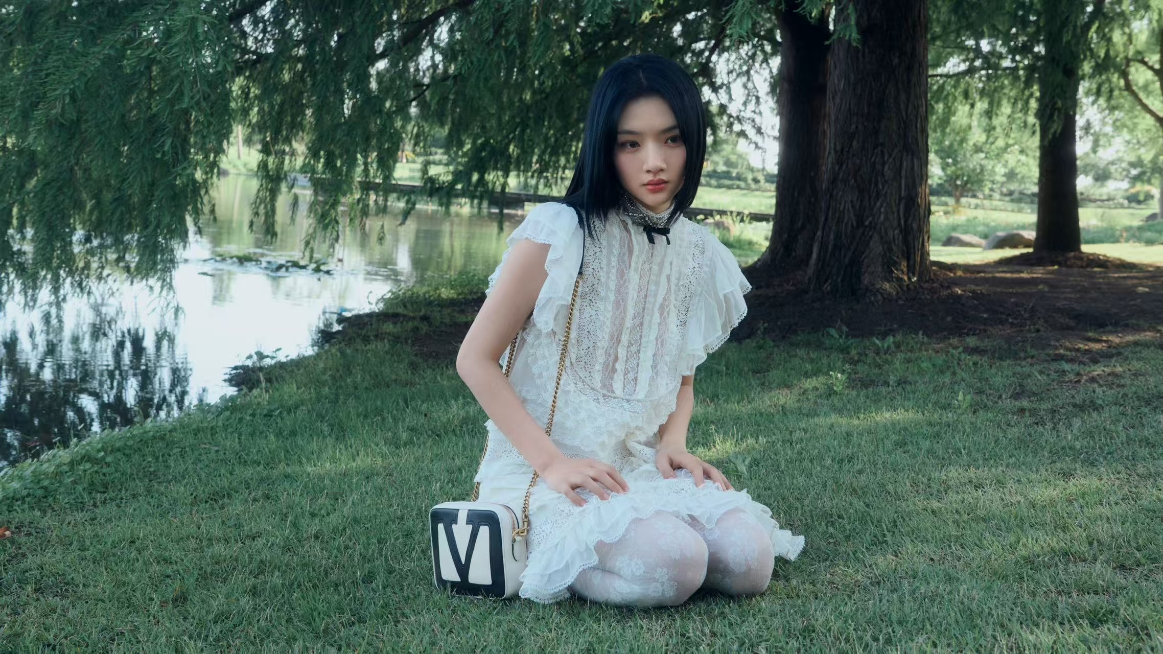任敏单车恋人 阳光洒在任敏身上，她坐在单车后面，白裙轻轻摆，头发飘着，笑的时候眼