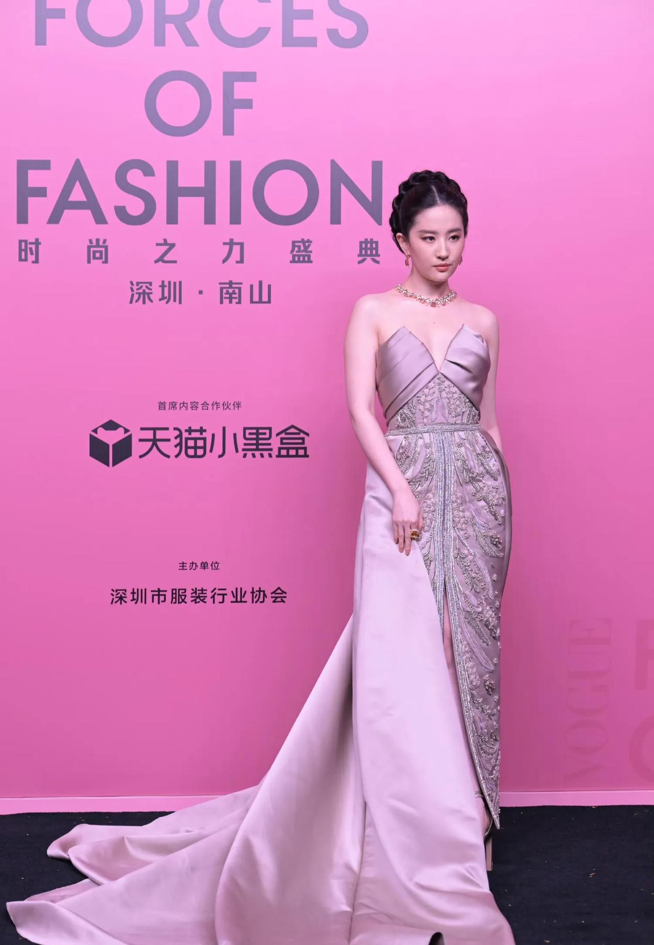 刘亦菲，杨幂，倪妮，刘诗诗同台走秀，谁更美？#刘诗诗又飒又美# #刘亦菲唐嫣同台