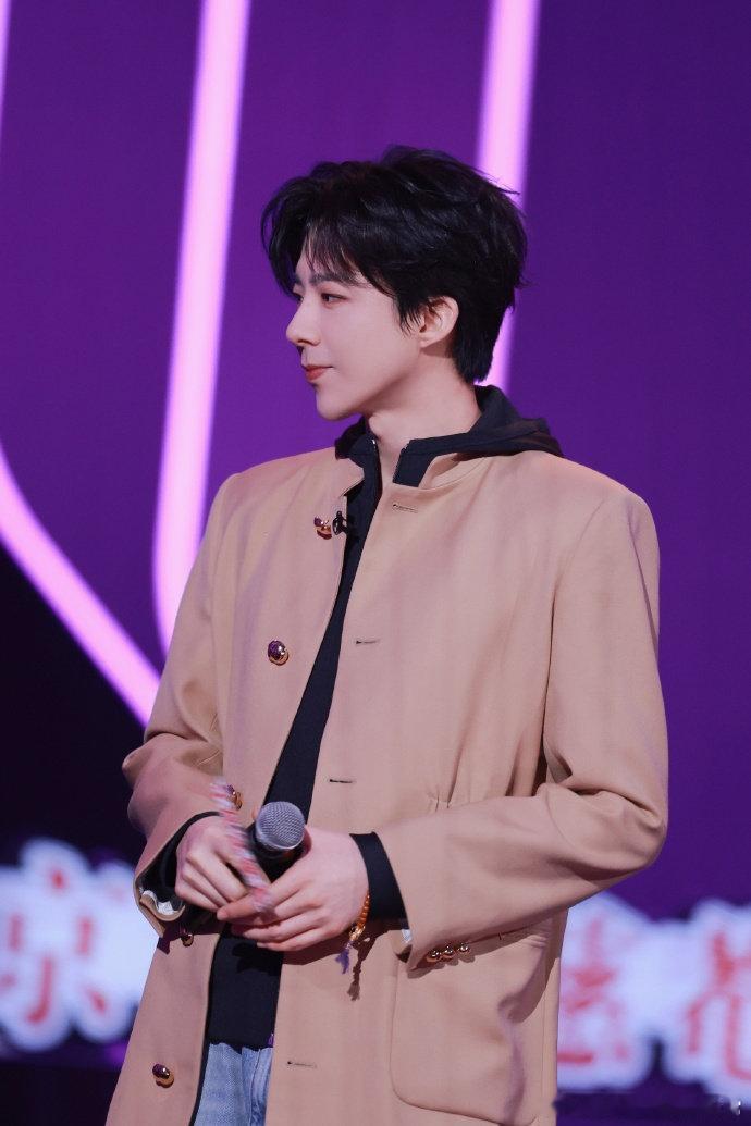 刘宇宁一步走出两个周深刘宇宁和周深这身高差简直太萌了，周深就像个小手办一样有在刘