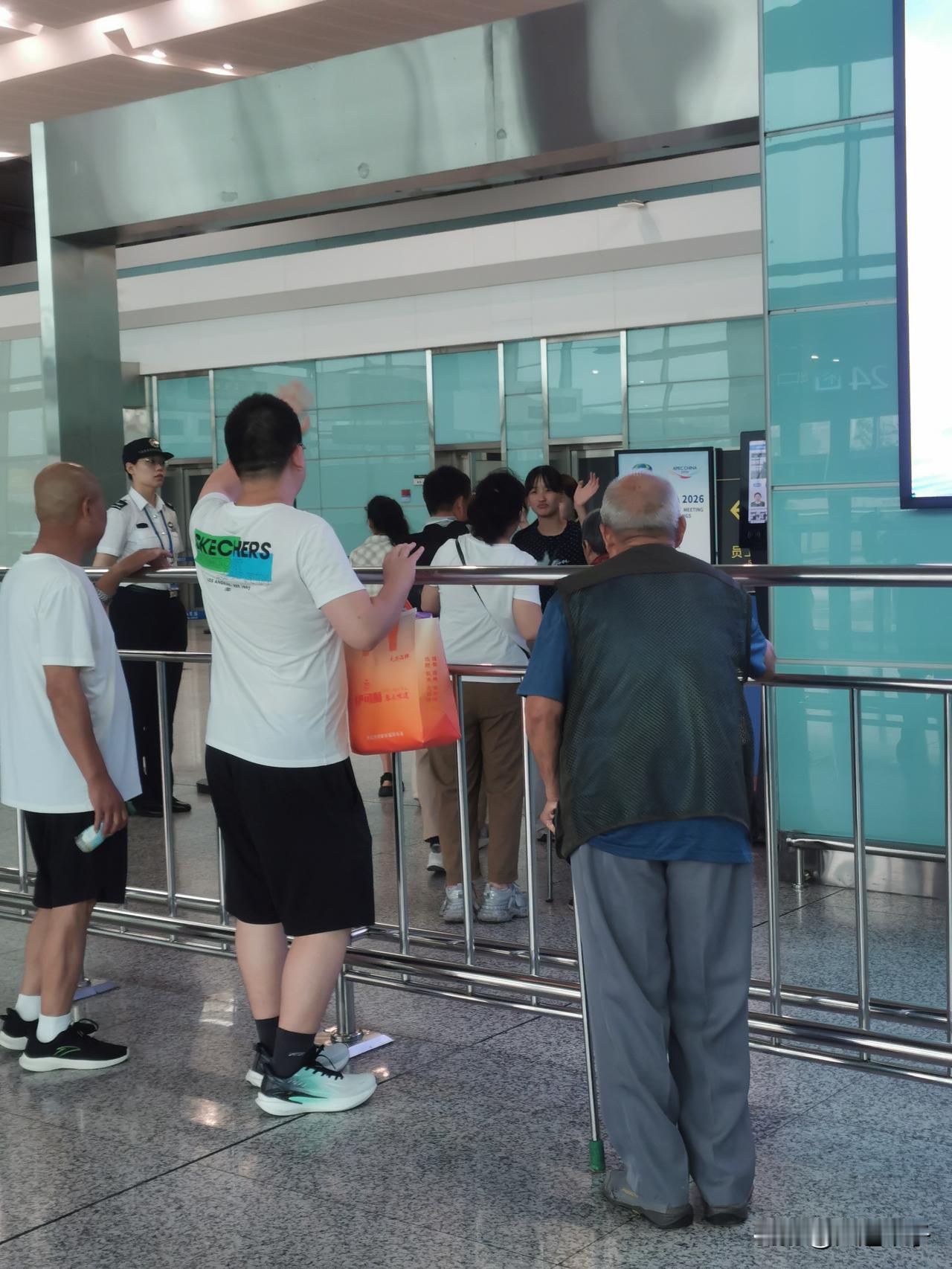今天，我到大连周水子国际机场，送我小孙女一家。

在港澳台国际候机大厅，我看到一