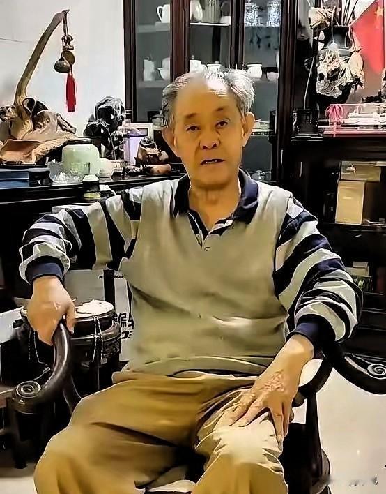 一个年轻人，偷了18万元文物，枪毙了。

​30年后，一个81岁的院长，把近亿元