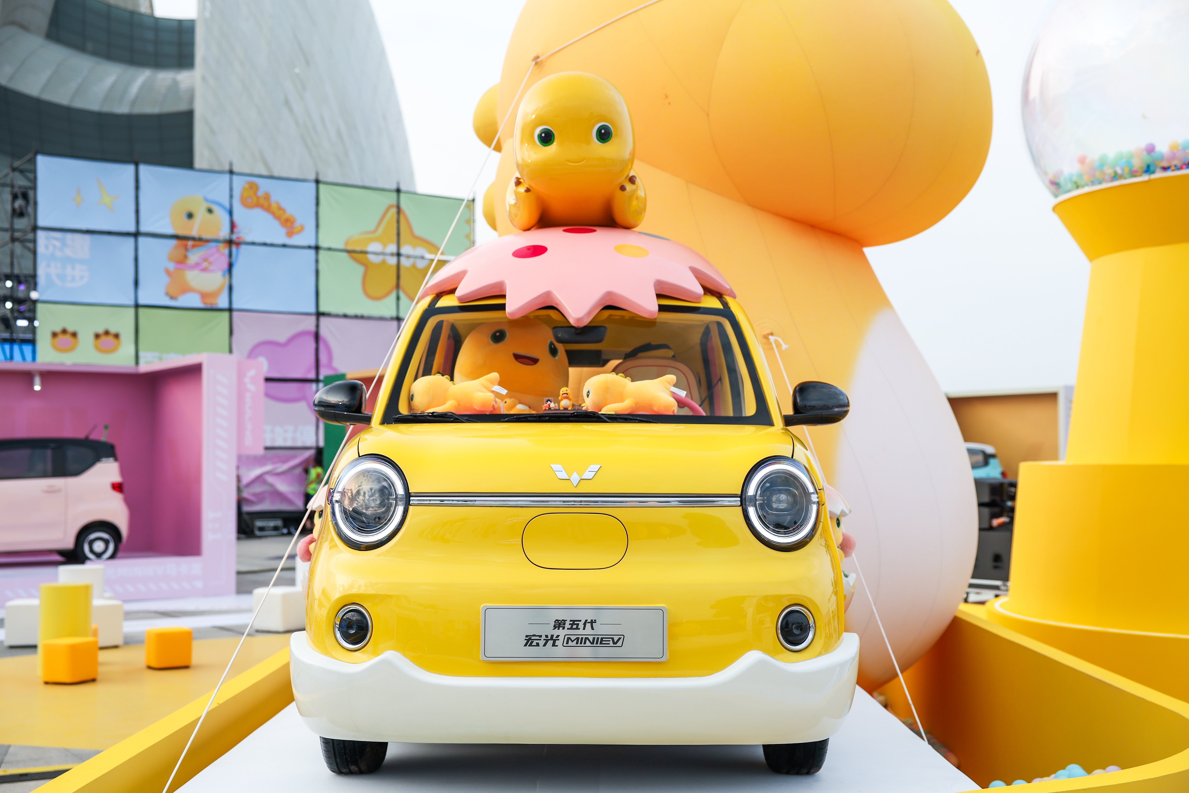 春日惊喜！代步车卷王第五代宏光MINIEV42800元起玩趣上市颜值一眼心动绿悠