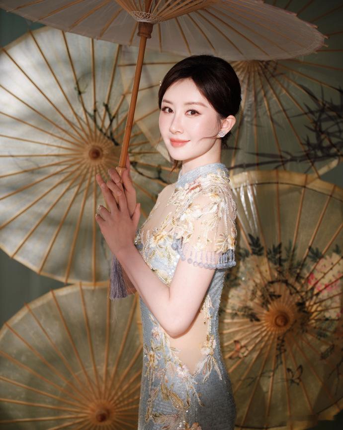 我小时候舒畅就长这样舒畅穿旗袍美回烽火佳人 舒畅总台喜满中秋身穿旗袍演唱《千年等
