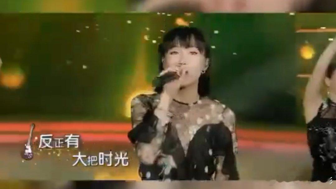 #听黄龄唱歌喉咙先痒了# #黄龄唱痒的时候才18岁#  感受音乐的魔力！18岁的