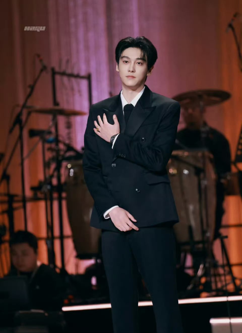 成毅和田栩宁合作新剧《沧海笑》，热血少将+隐忍皇帝，先期待一下田栩宁吧！ 