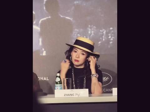 #章子怡获香港浸会大学荣誉教授# 浸大媒体手册里已经写成“Professor ZHANG Ziyi”