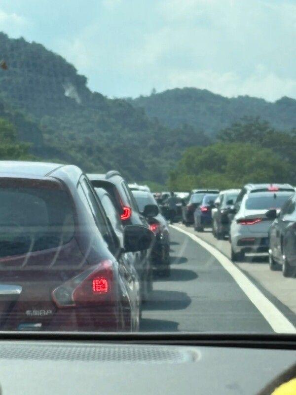 别被那些“必须精致”的话术绑架了！
所谓“省吃俭用毁了人生”，根本是偷换概
念。