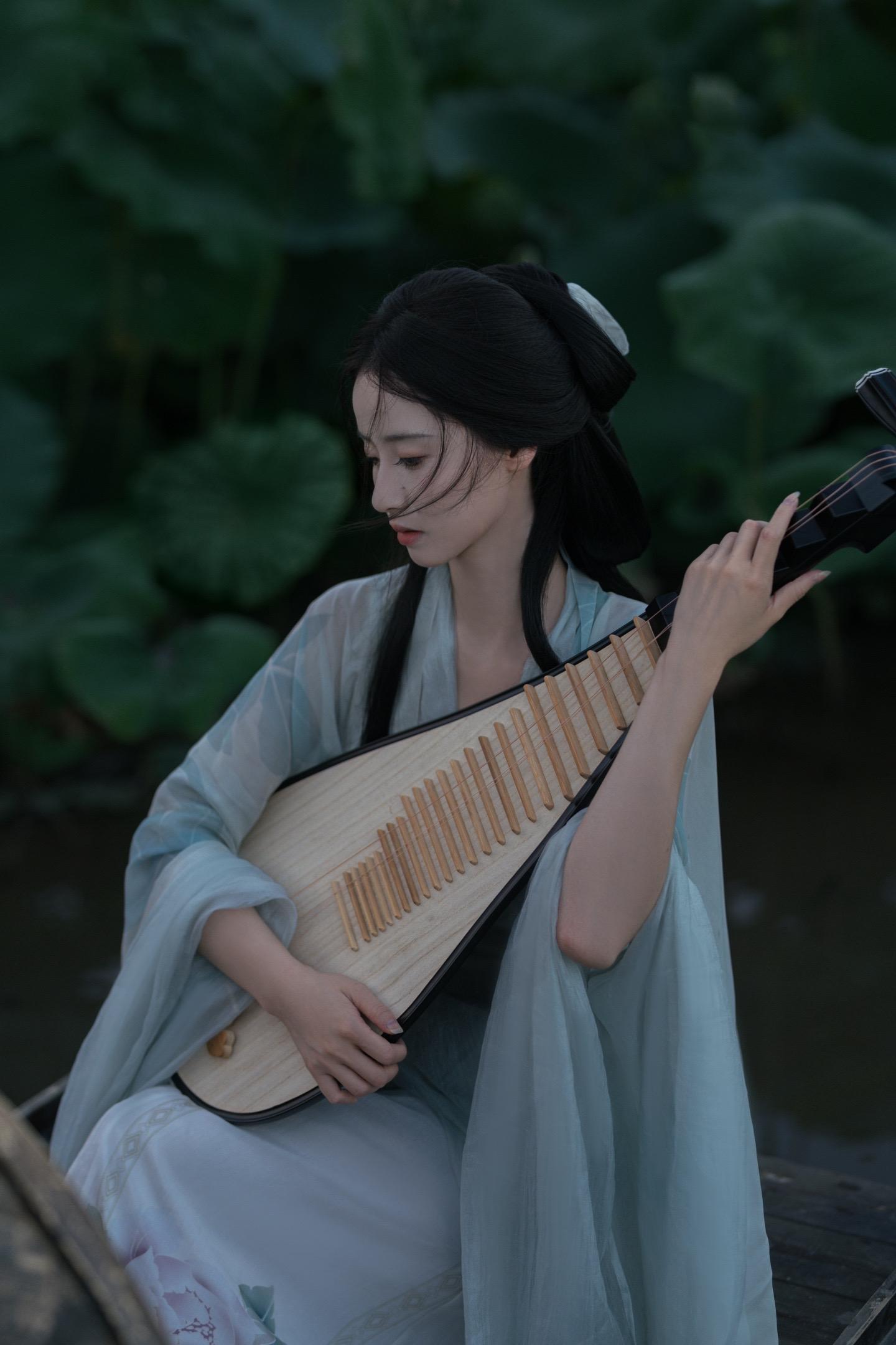 纤弱的淤泥中妖冶。颓废在 季夏第三月