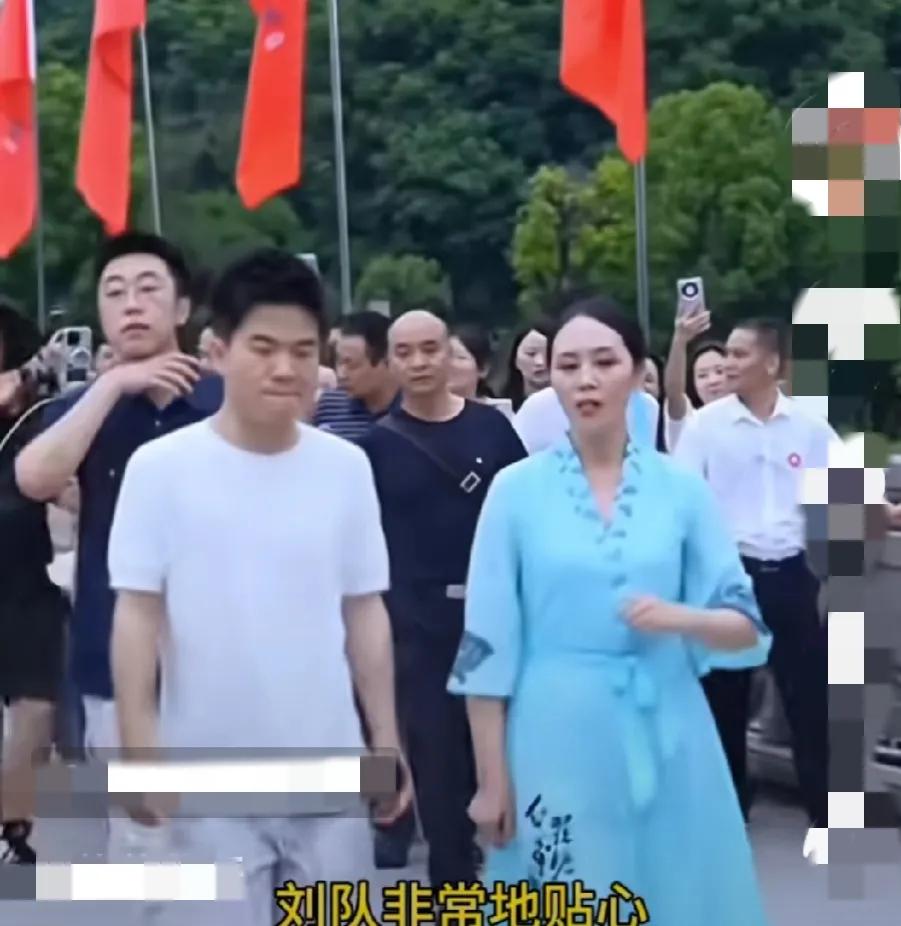 今天，潇潇透露了在重庆专场时，一个幕后暖心的事情！她先是问小贝：

“你们在重庆