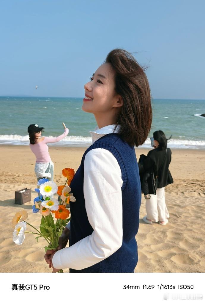 全面布局AI手机，realme终于上线了「AIGC消除」功能，让AI帮你P掉路人