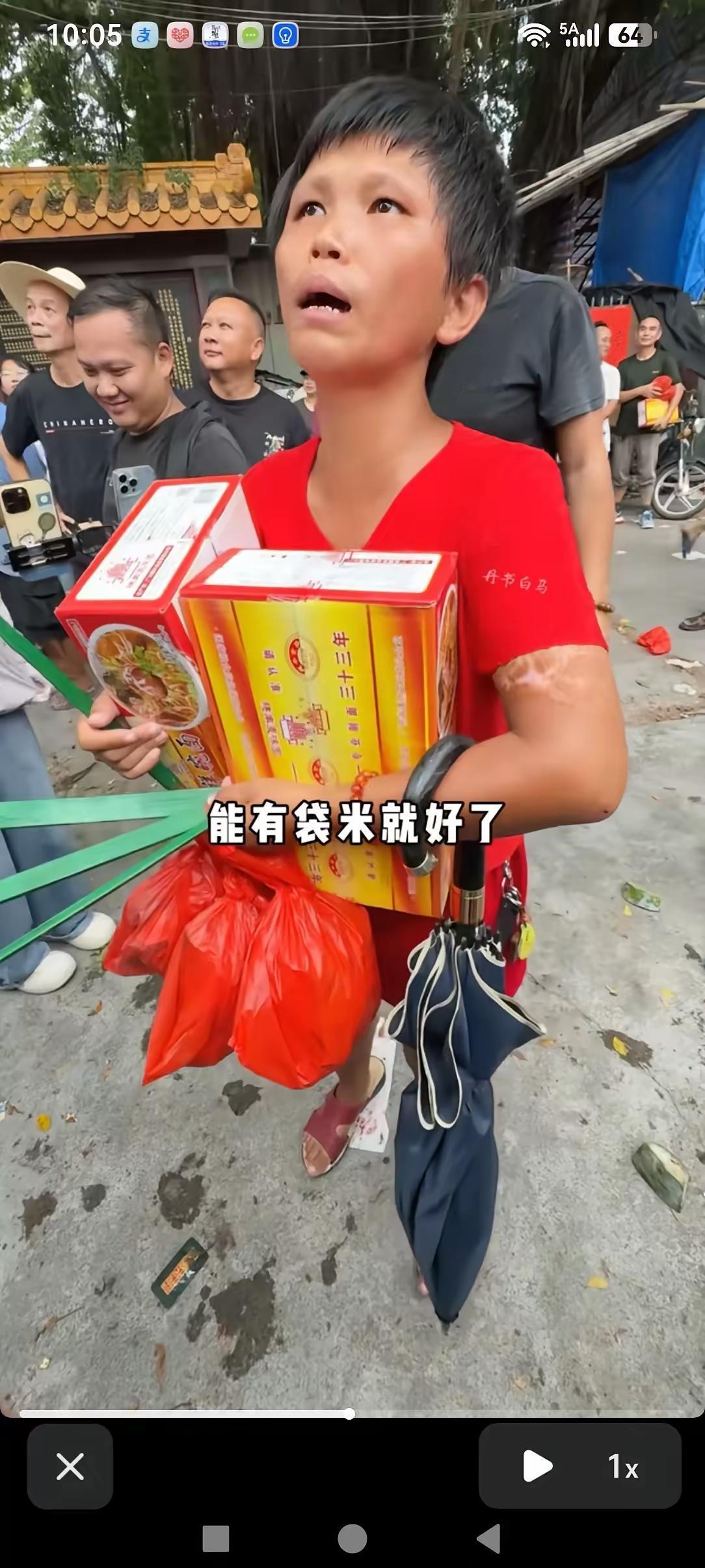 潮汕施孤现场，这位红衣女子的故事，戳中无数人的内心。

才三十二岁，人生却满是坎